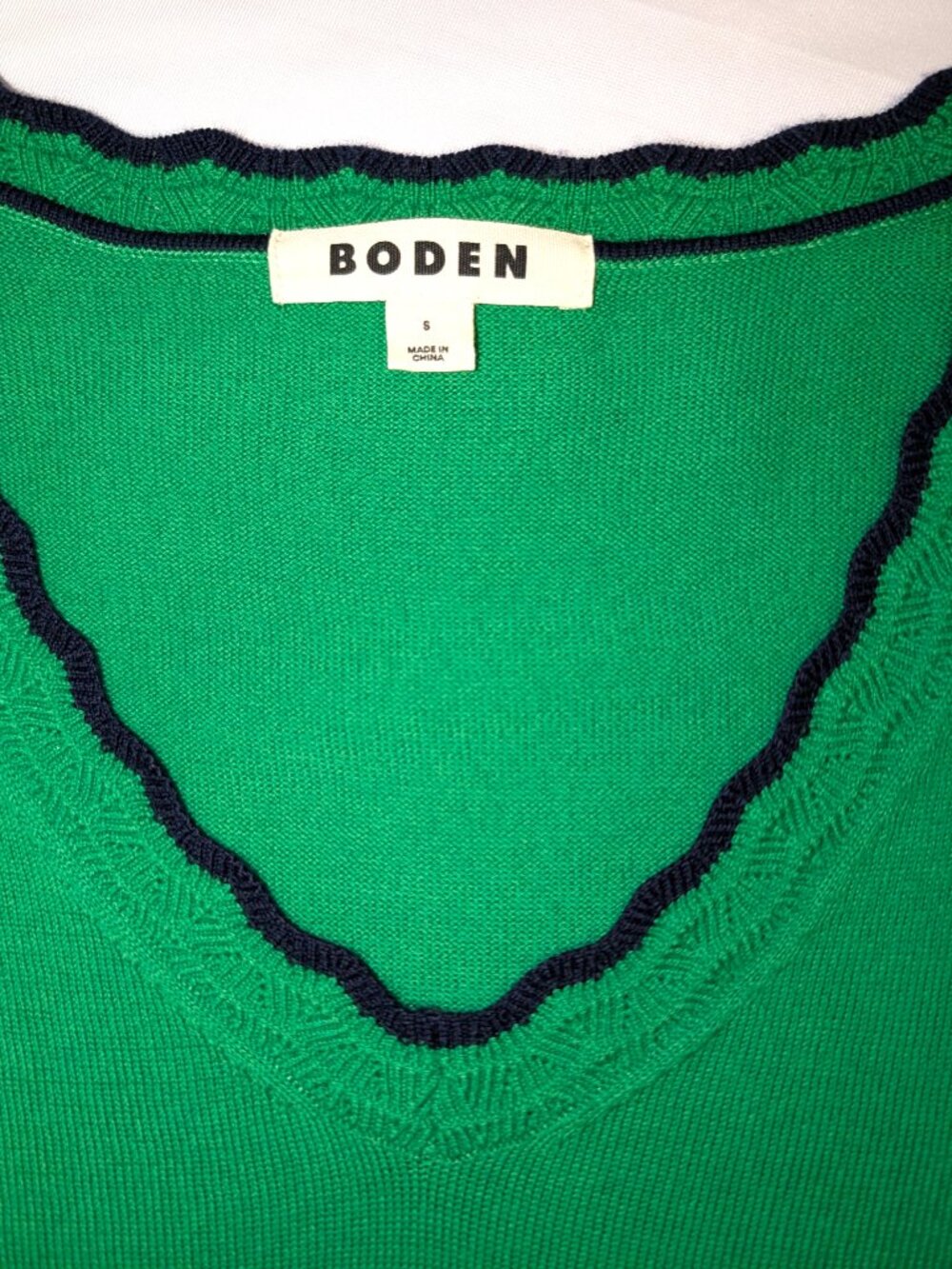 Boden | Merino Wool Scallop Trim V-Neck Sweater in Green | Size Small - Picture 5 of 11